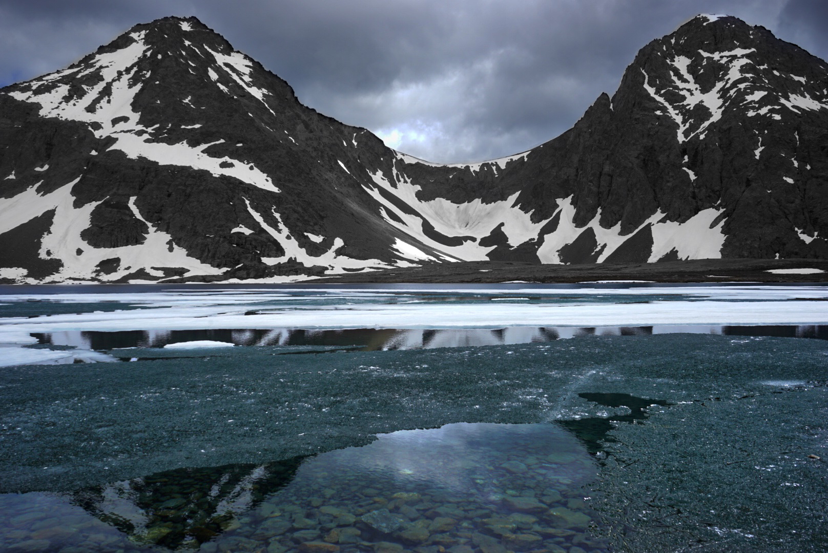 Hike to Rabbit Lake and the Suicide Peaks