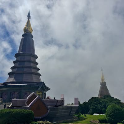 Photograph the Royal Twin Pagodas