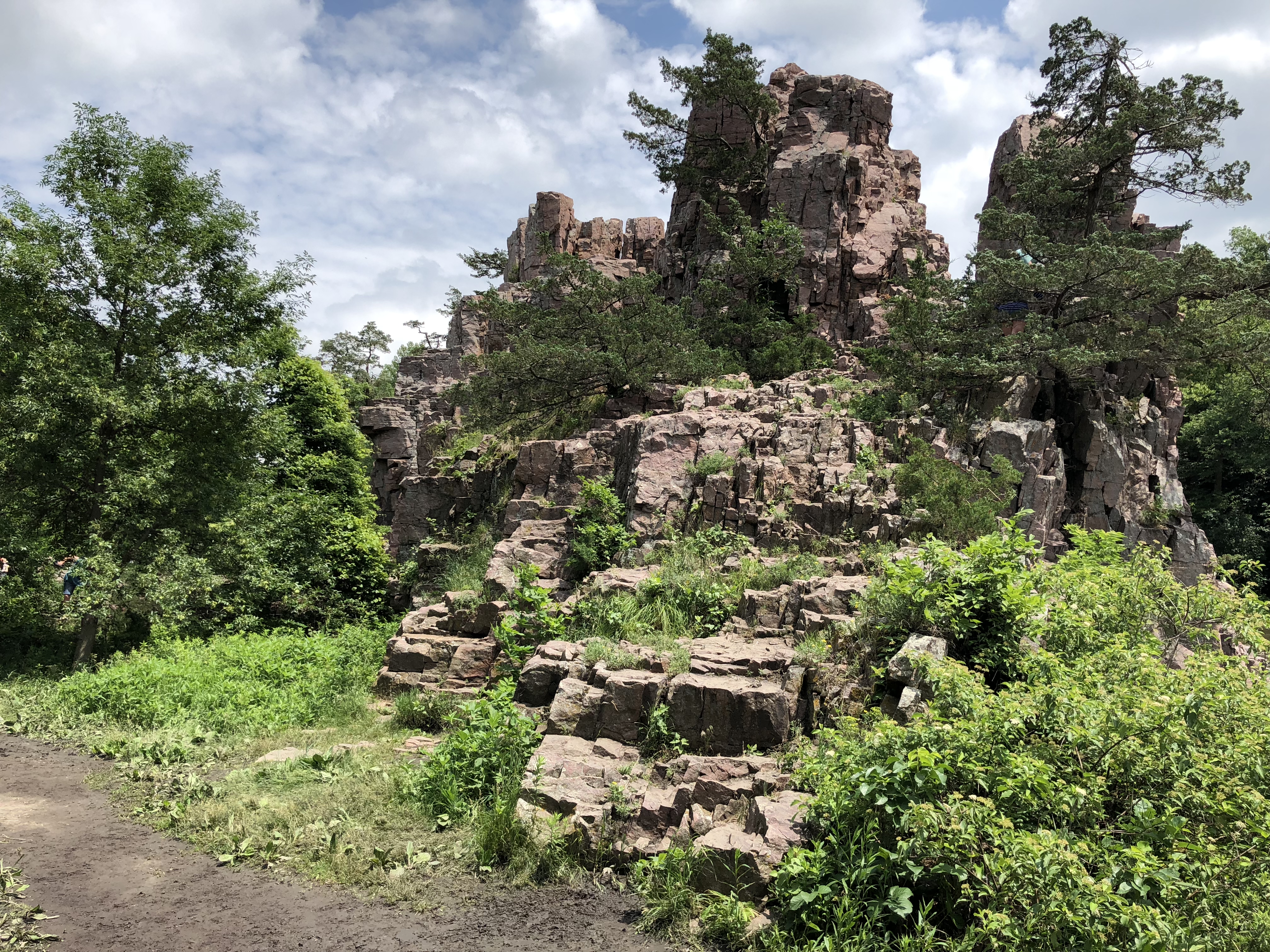 Hike the King and Queen Trail at Palisades State Park