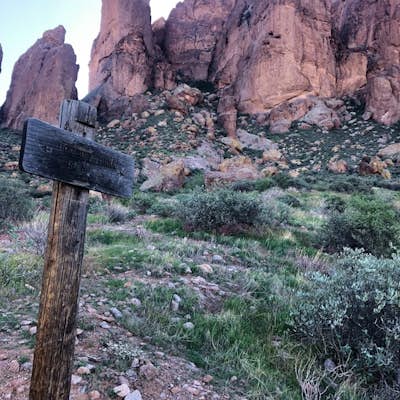 Hike to Praying Hands in Lost Dutchman State Park
