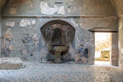 Explore the Ruins of Herculaneum