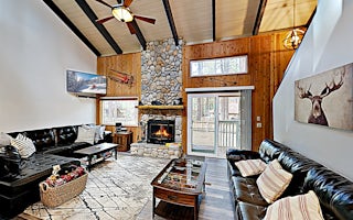 Walk to Slopes! Mountain Home with Private Hot Tub