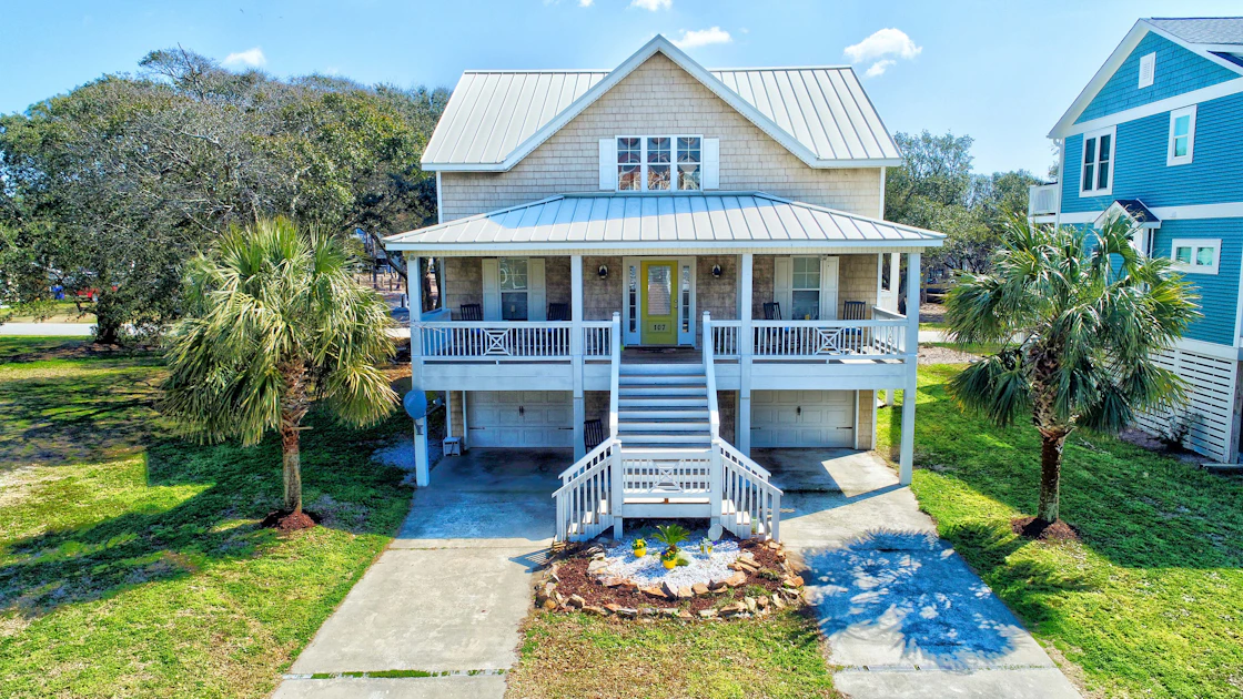 1 Block To Beach! Ocean View Oak Island Estate