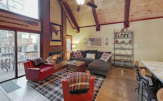 Creekside Retreat | 2 Living Areas, Mins to Slopes