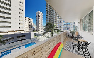 Sunny Kuhio Getaway w/ Balcony, Walk to Waikiki