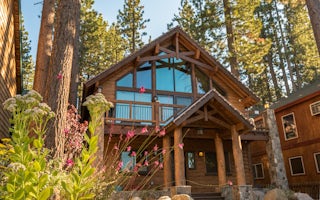 “Famous Cabin” Extended Stay Estate, Steps to Lake
