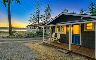 Light-Filled Designer Cottage with Bay Views