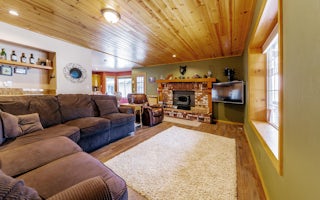 Updated Log Cabin | Walk to Ski Resort & Lake