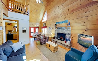 Spacious Cabin with Epic Mountain Views & Hot Tub