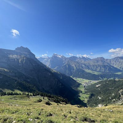 Hike to Rugghubelhütte via Brunnihutte