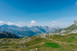 Hike to Rugghubelhütte via Brunnihutte