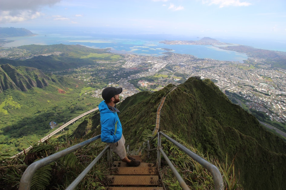 Hike the Moanalua Middle Ridge Trail to the Haiku Stairs Peak, Honolulu ...