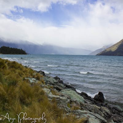 Walk Lake Wakatipu in New Zealand 