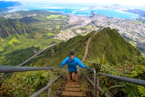 7 Tips for Hiking to the Peak of the Haiku Stairs (via Moanalua Ridge Trail)