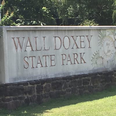 Hike around Wall Doxey State Park