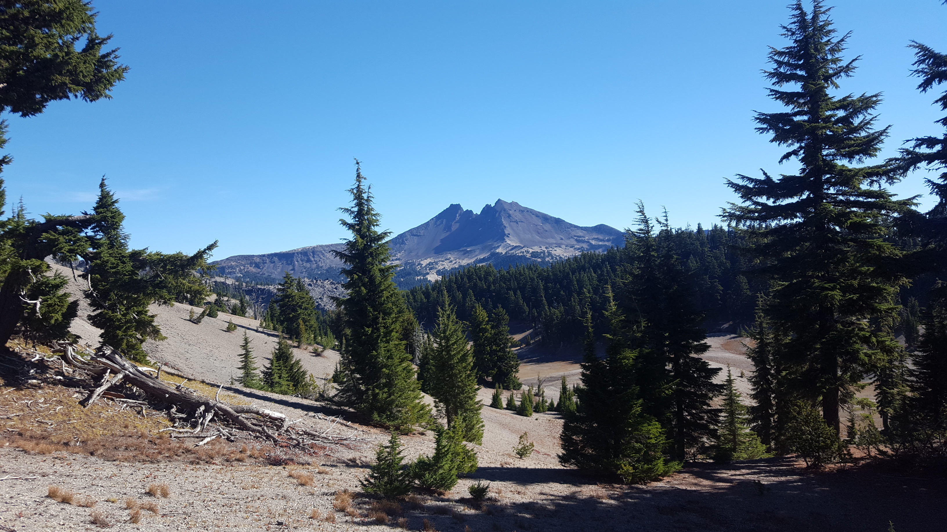 Hike to Moraine Lake Beneath South Sister