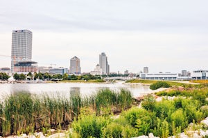 Hike the Hank Aaron and Oak Leaf Trails in Lakeshore SP