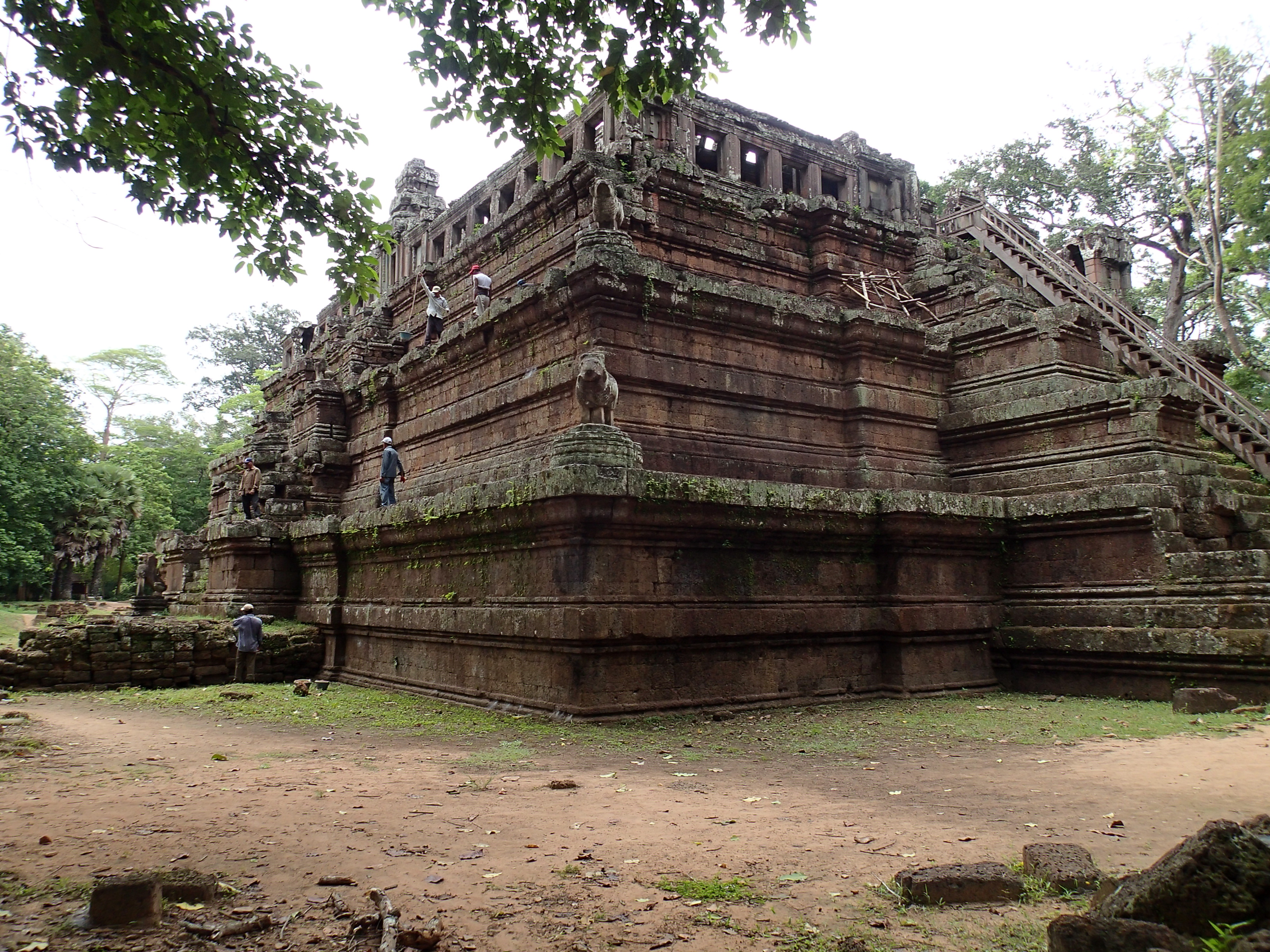 Explore Phimeanakas Temple