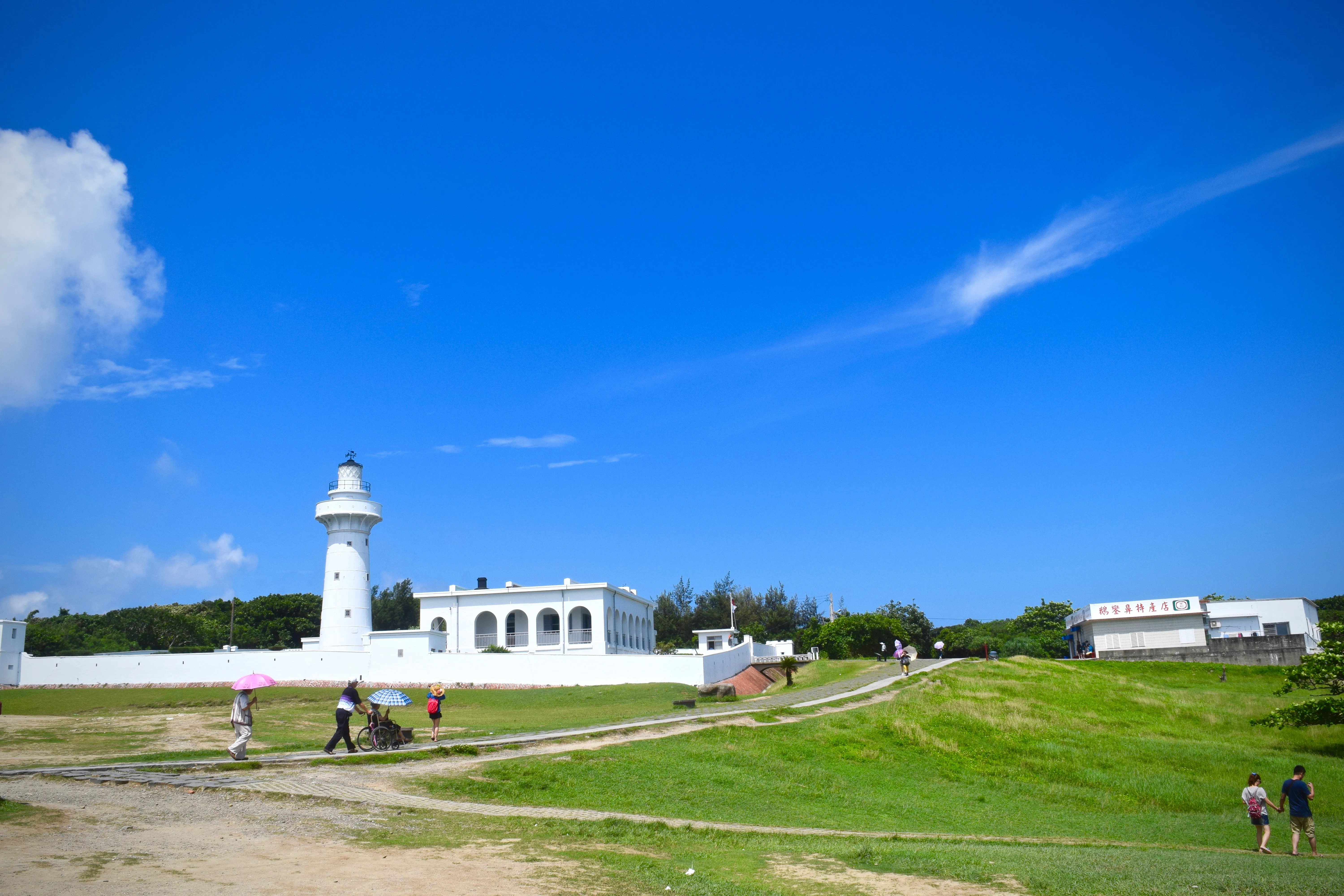 Visit Eluanbi Lighthouse (鵝鑾鼻燈塔) in Kenting National Park 