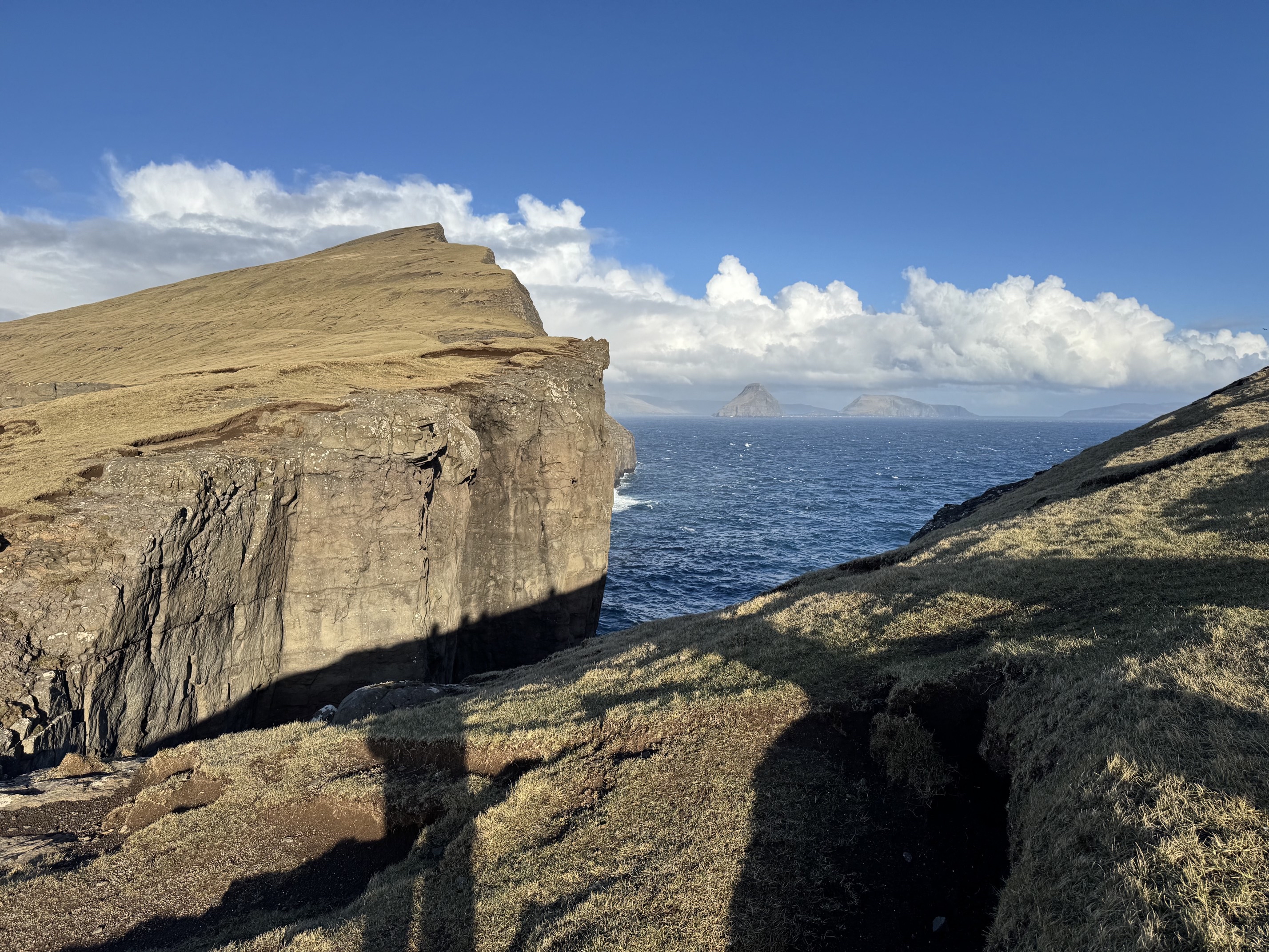 Hike along Lake Leitisvatn