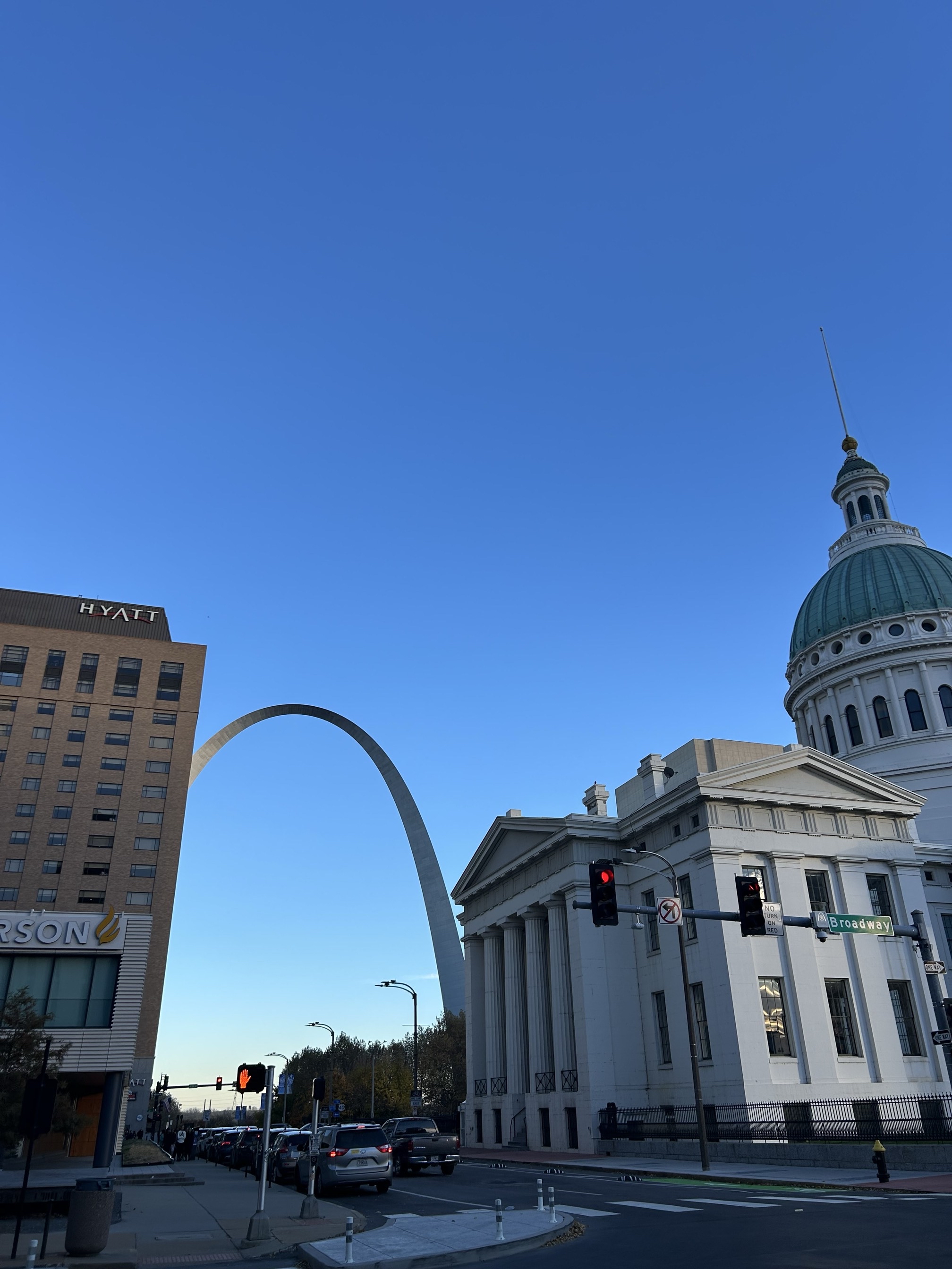 Photograph the Gateway Arch