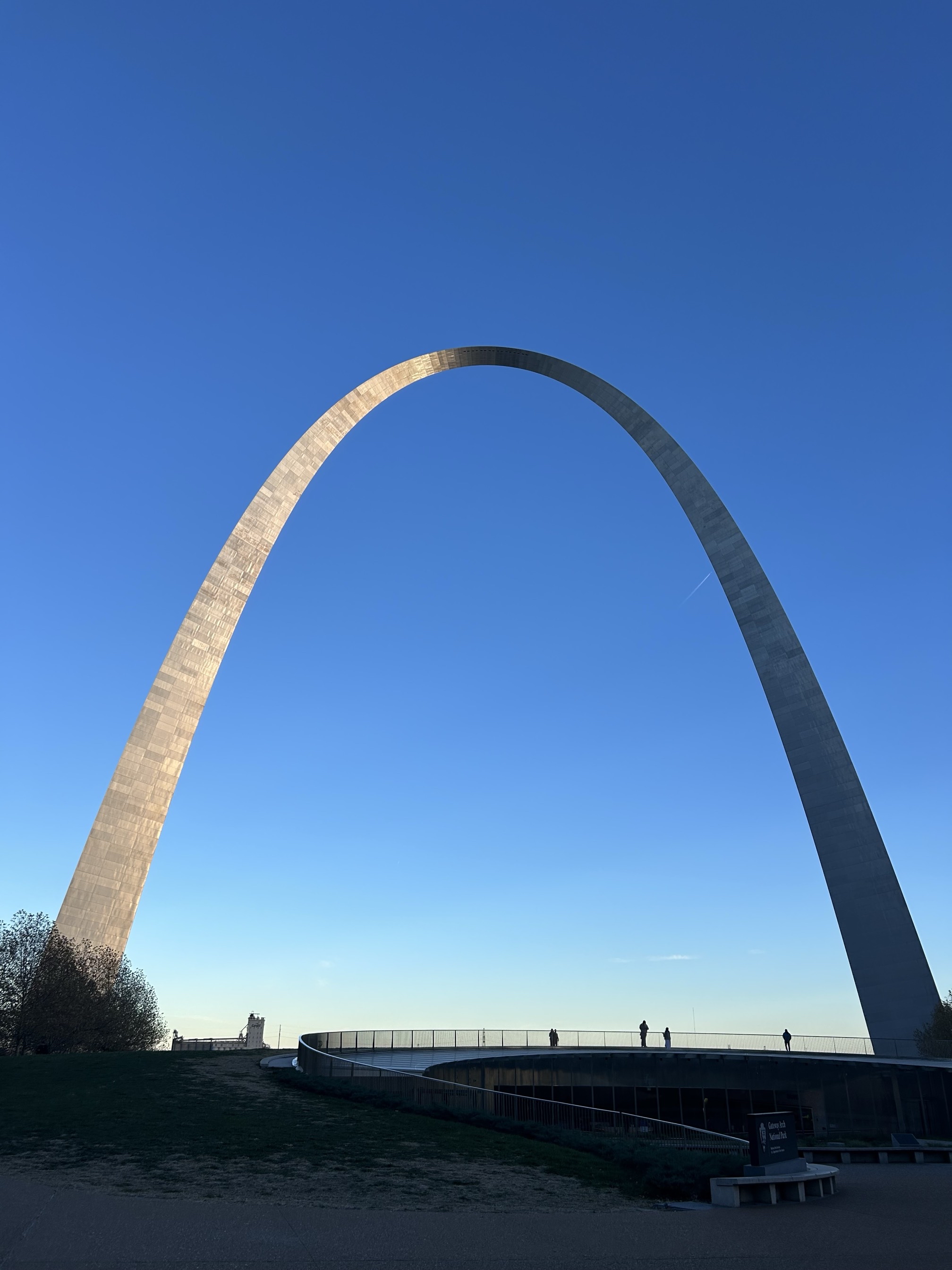 Photograph the Gateway Arch