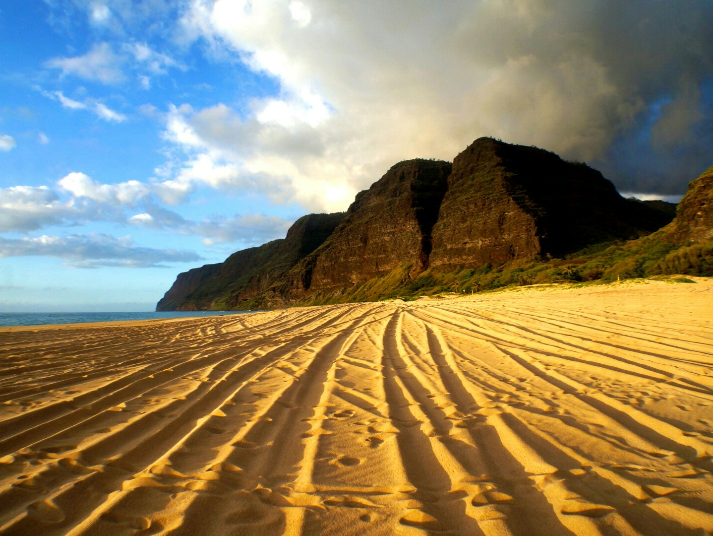 Escape to Paradise: Polihale State Park, Kauai's Untamed Gem