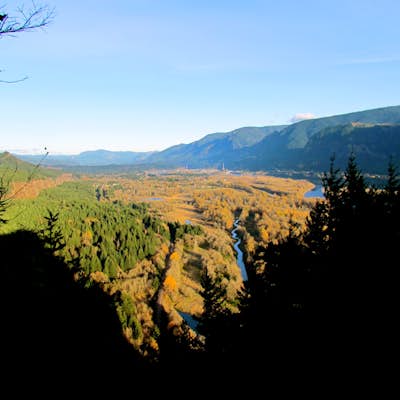 Hike To The Summit of Beacon Rock