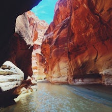 Hike through Paria Canyon