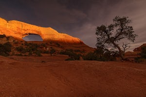 Hiking to Wilson Arch
