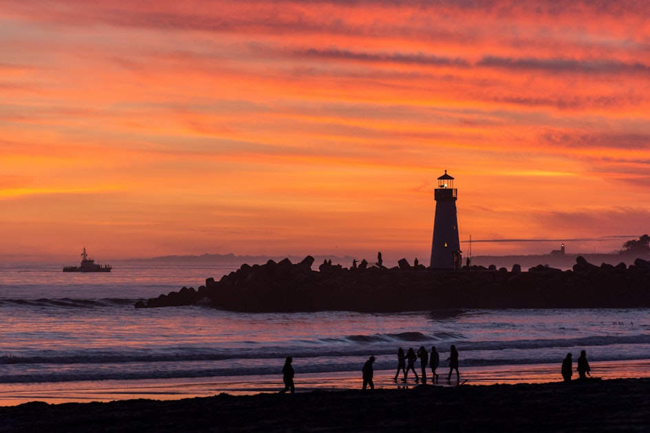 A Beach Bonfire In Santa Cruz At Twin Lakes Sb Twin Lakes State Beach