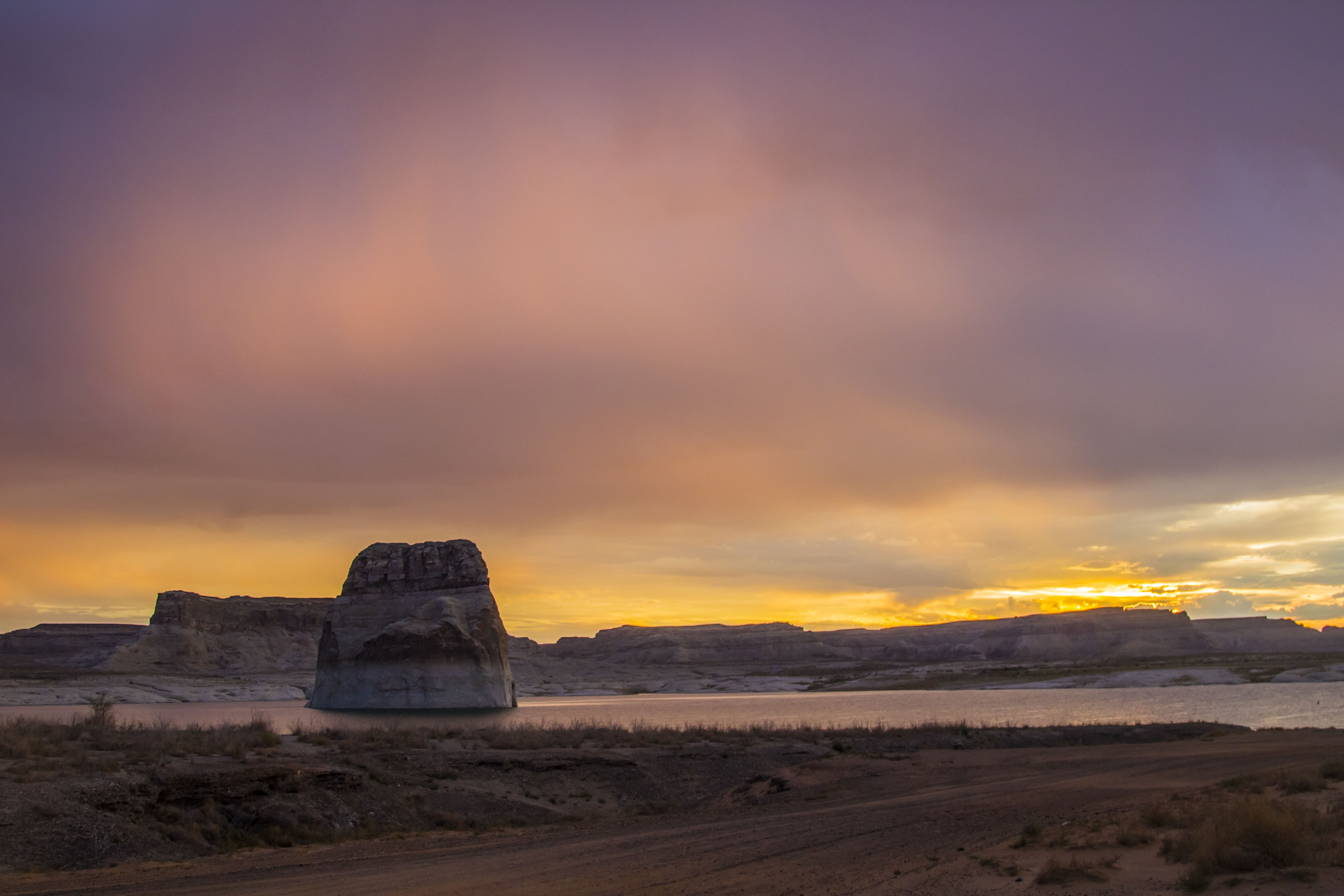 Beach Camp On Lake Powell's Lone Rock Beach