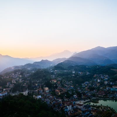 Watch the Sunset from Ham Rong Mountain