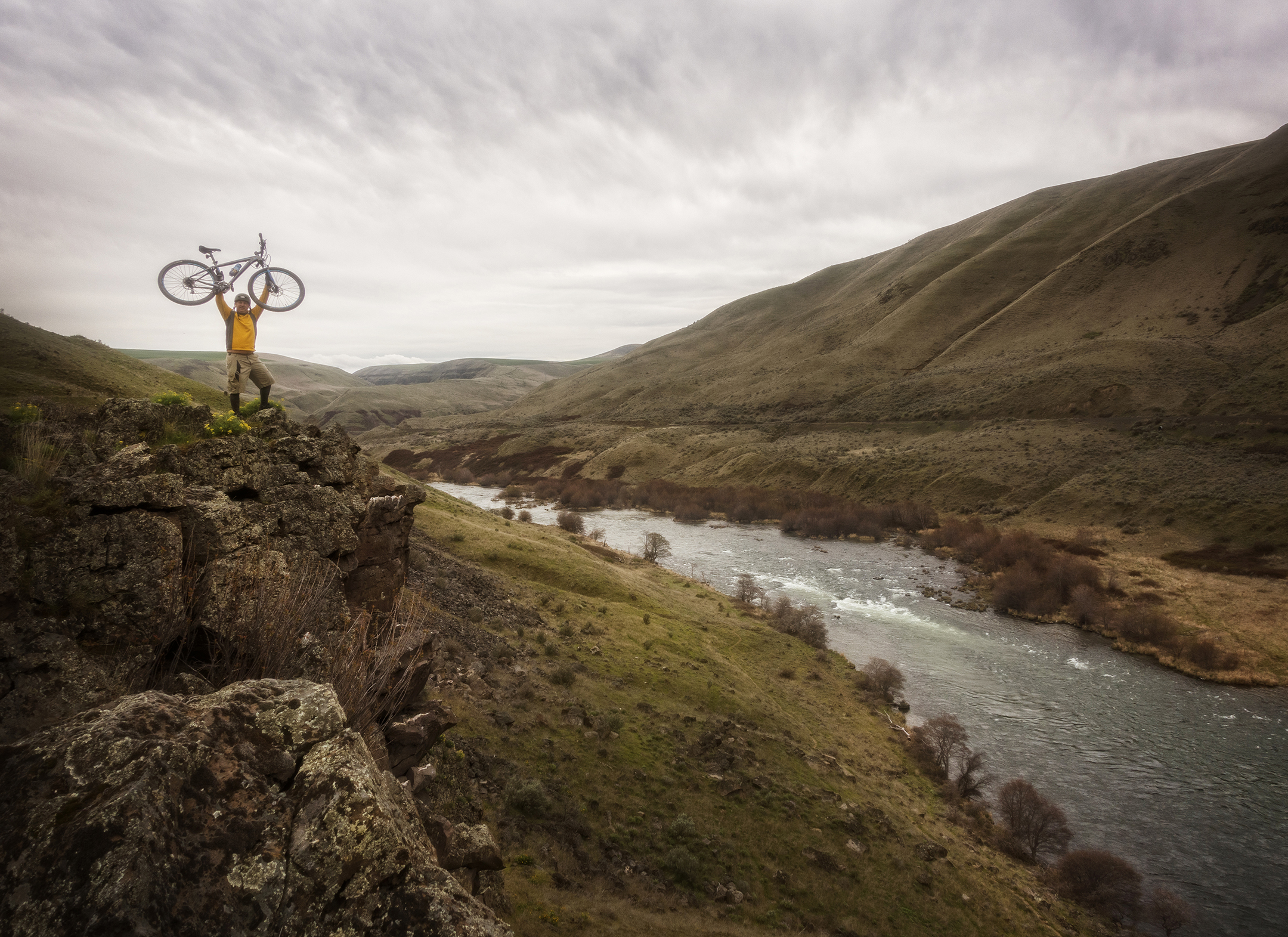 Mountain Biking the Deschutes River Trail