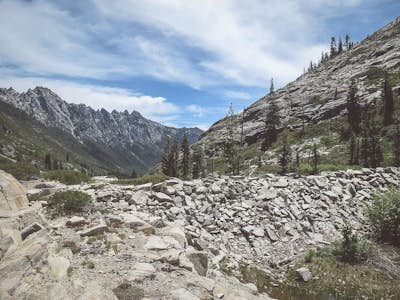 Stuart Fork Trail to Emerald and Sapphire Lakes