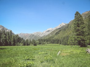 Stuart Fork Trail to Emerald and Sapphire Lakes