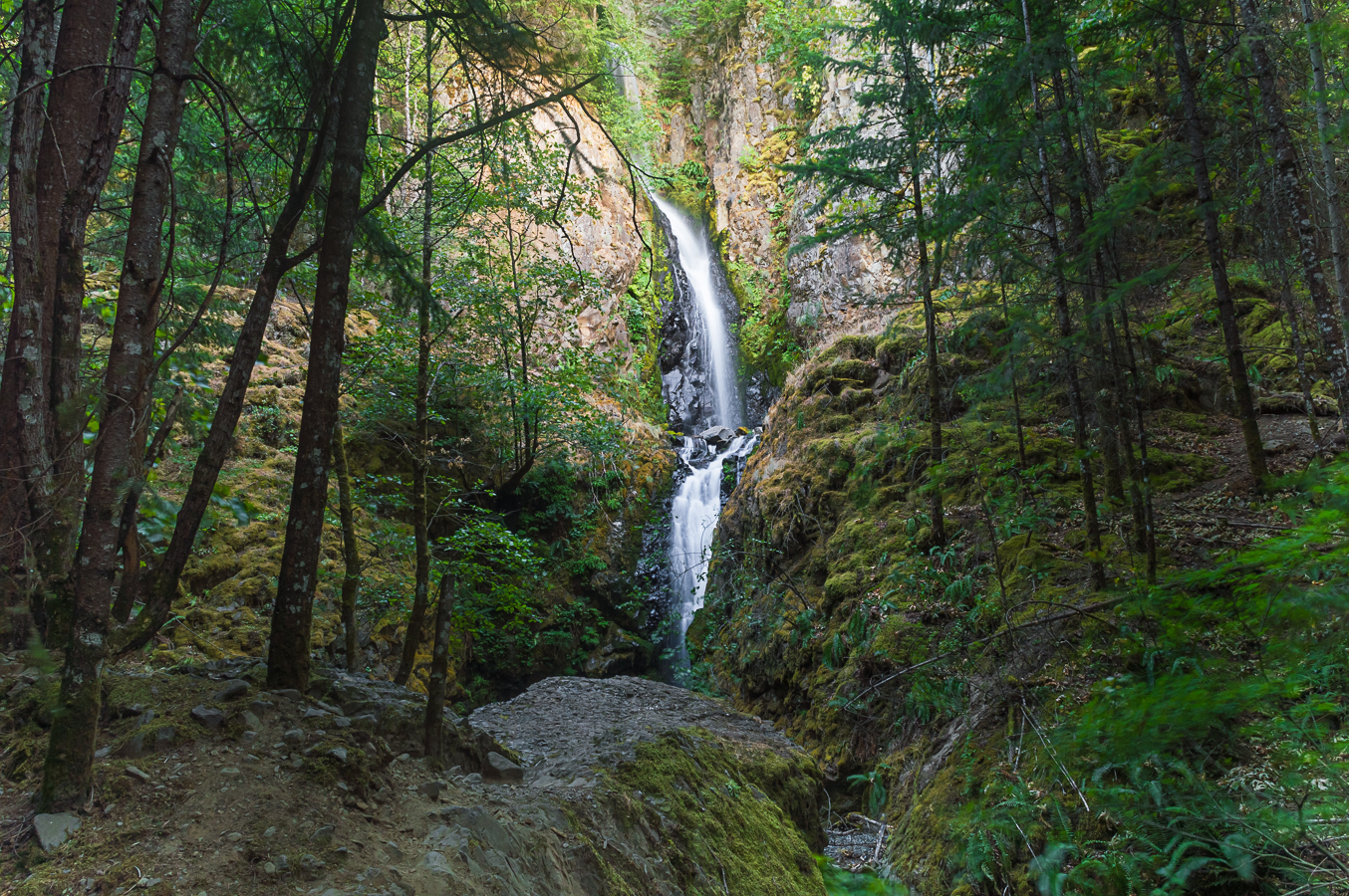 Warren and Lancaster Falls , Cascade Locks, Oregon