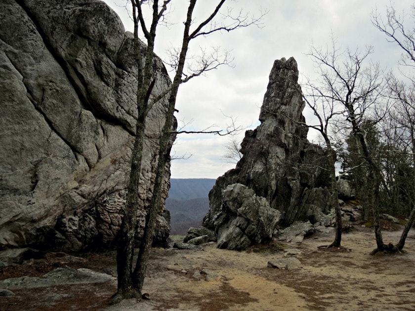 Hike Dragon's Tooth , Virginia