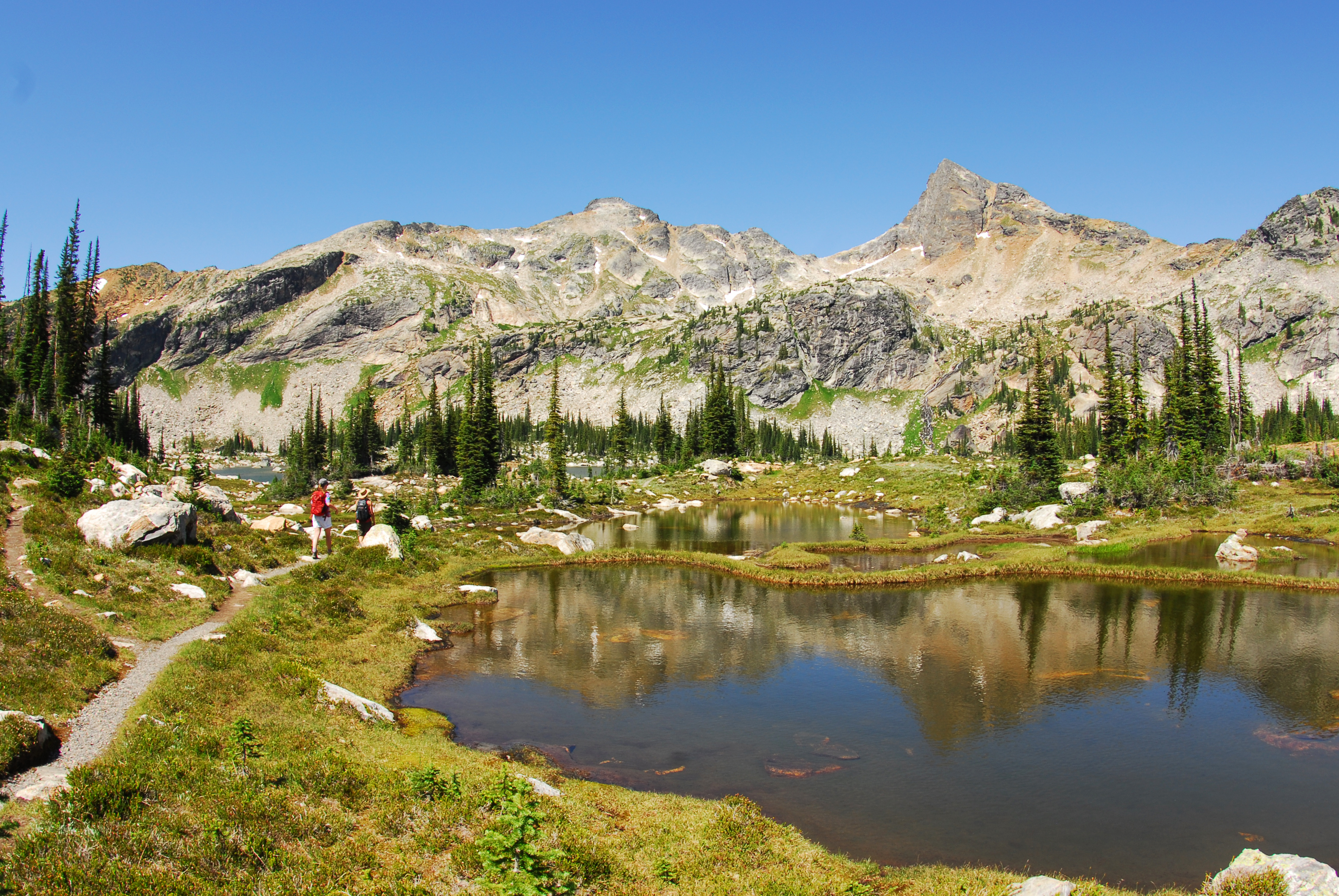 Hike to Gwillim Lakes 