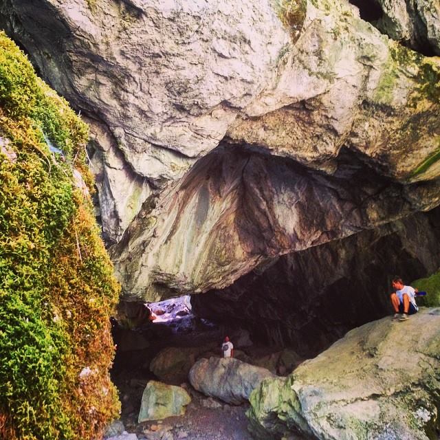 Hike to Massacre Natural Bridge 