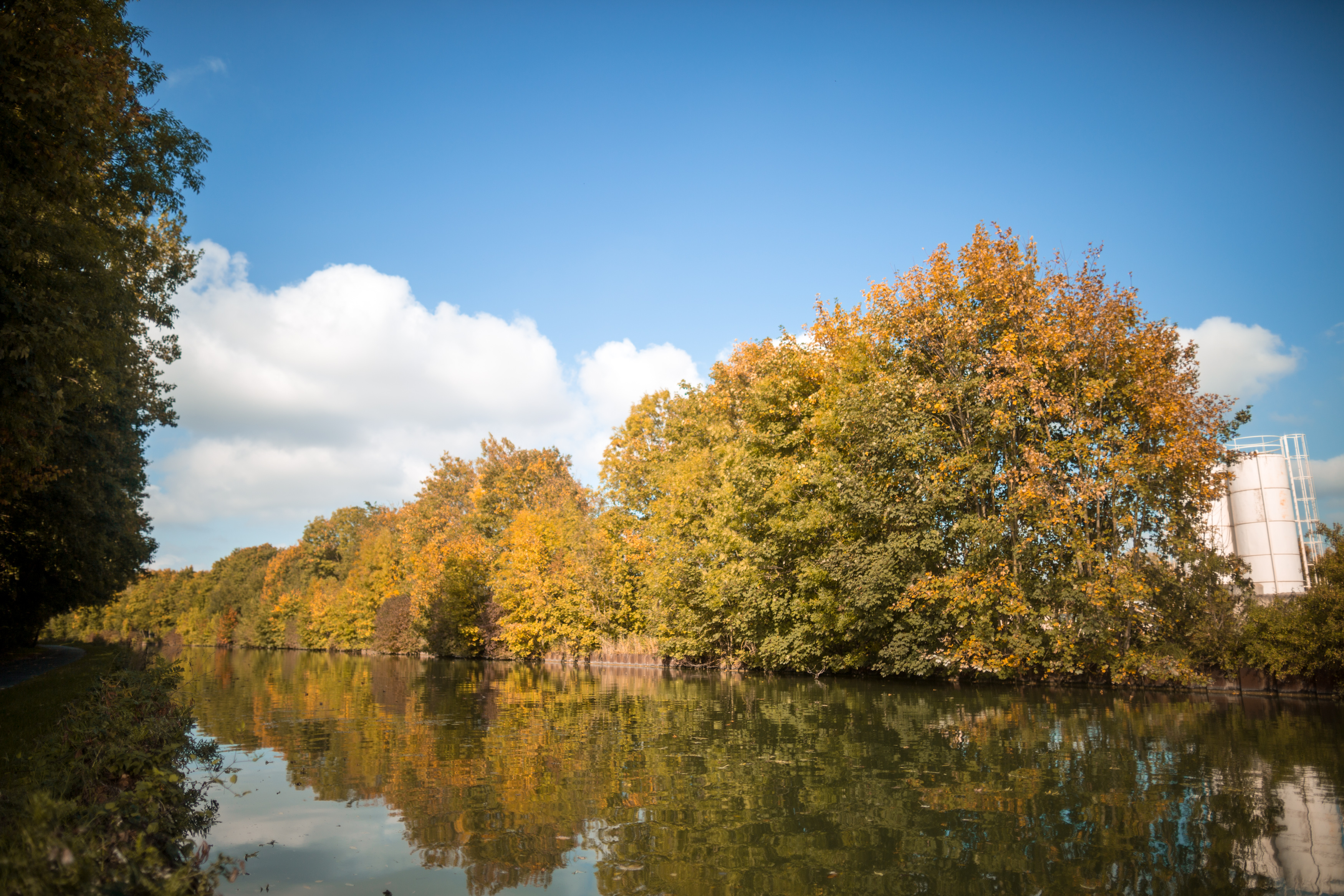 Bike along the Canal de la Marne a l'Aisne between Reims and Sillery