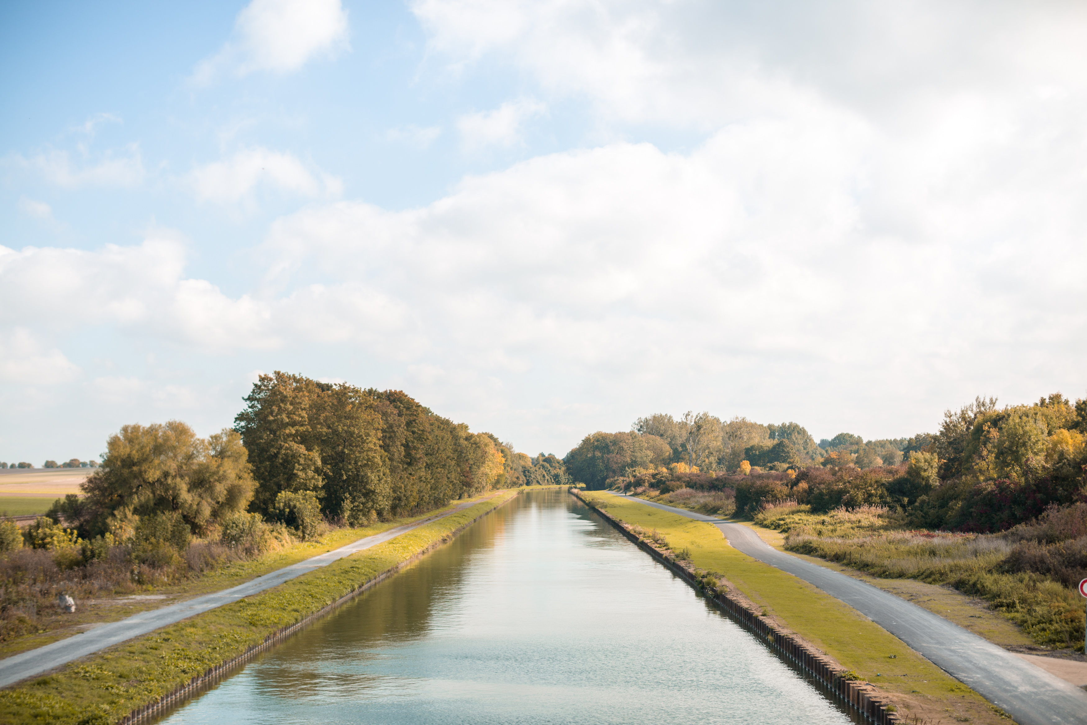 Bike along the Canal de la Marne a l'Aisne between Reims and Sillery