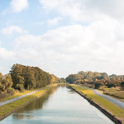 Bike along the Canal de la Marne a l'Aisne between Reims and Sillery