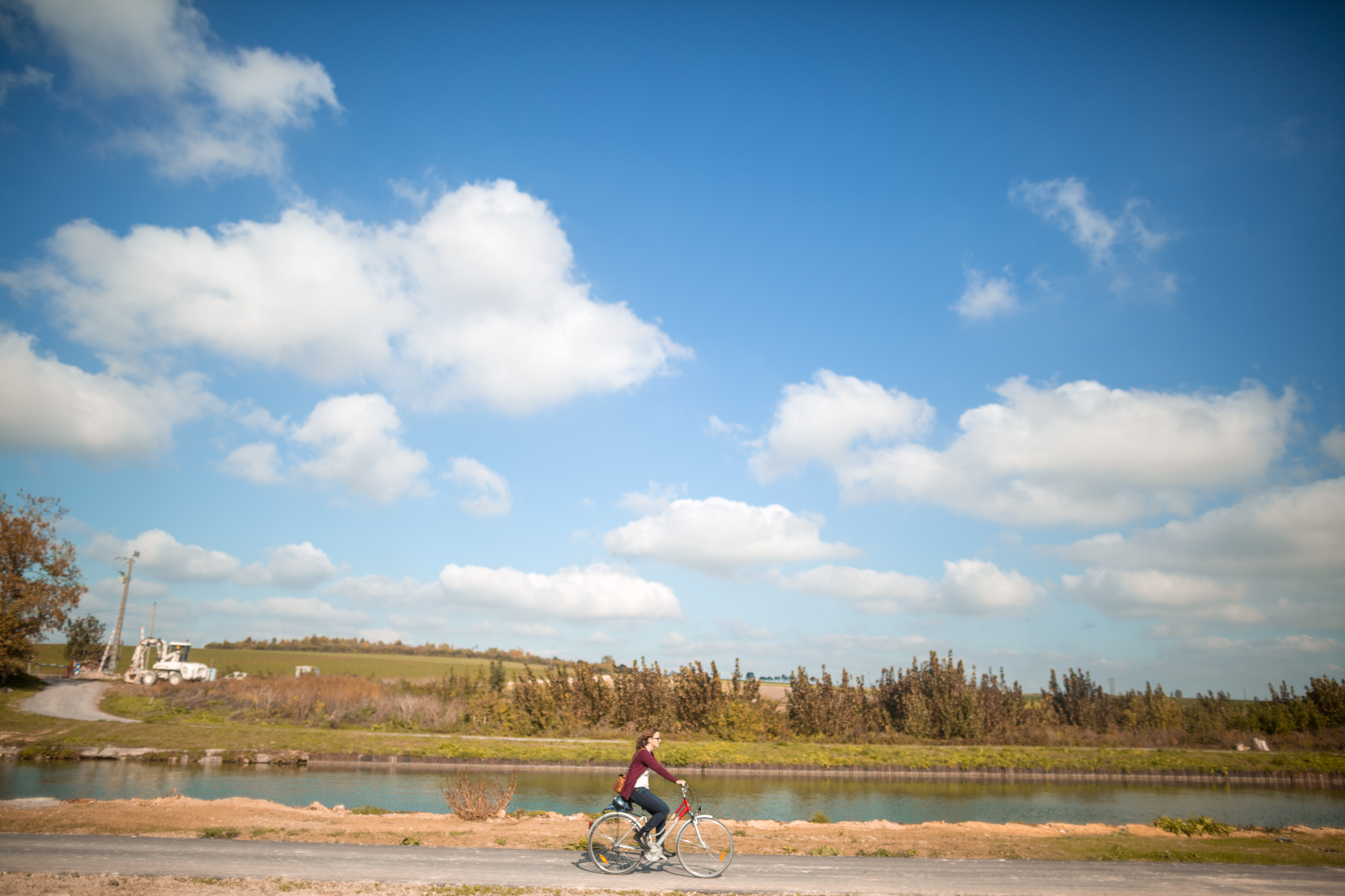 Bike along the Canal de la Marne a l'Aisne between Reims and Sillery