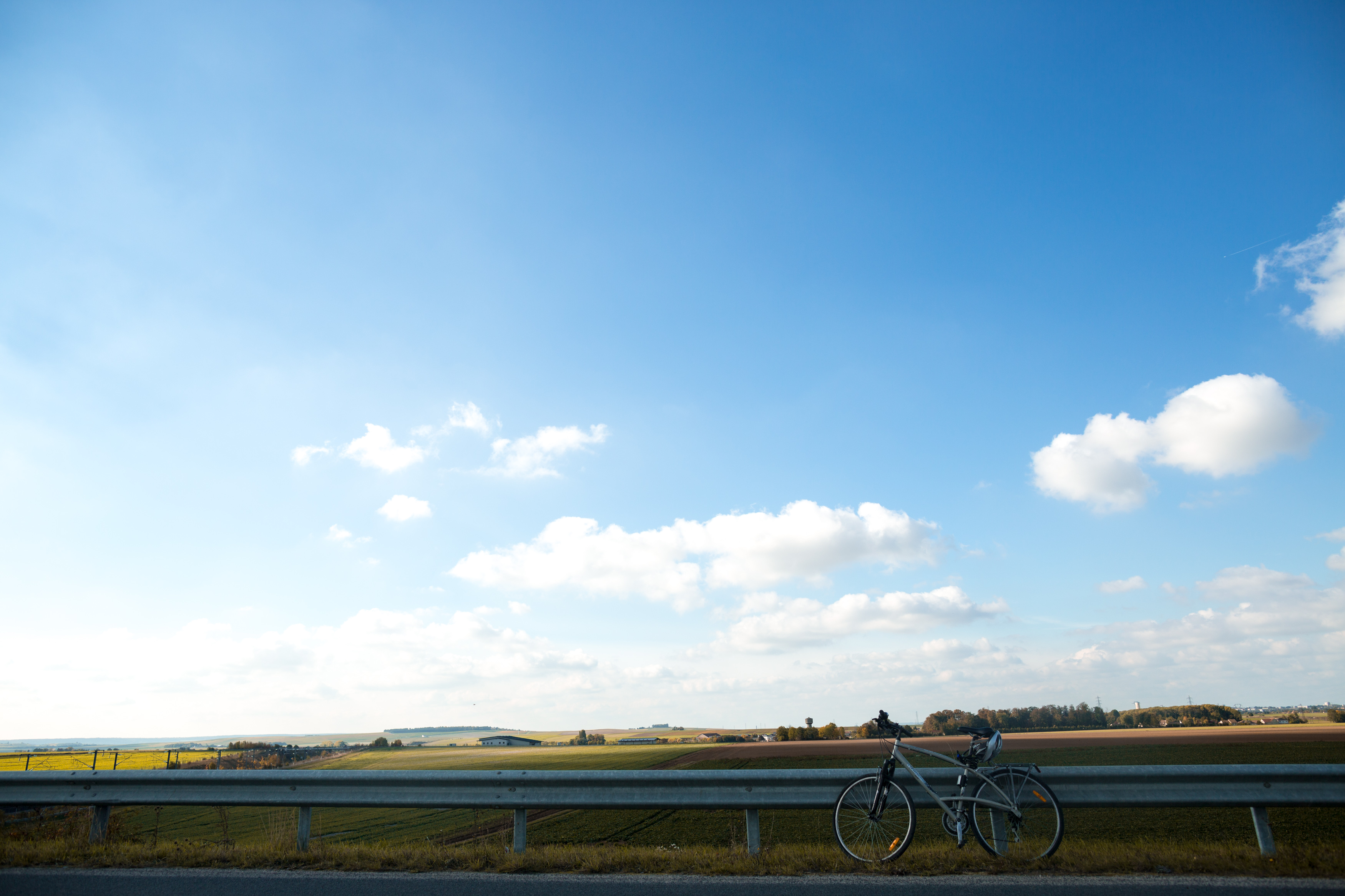 Bike along the Canal de la Marne a l'Aisne between Reims and Sillery