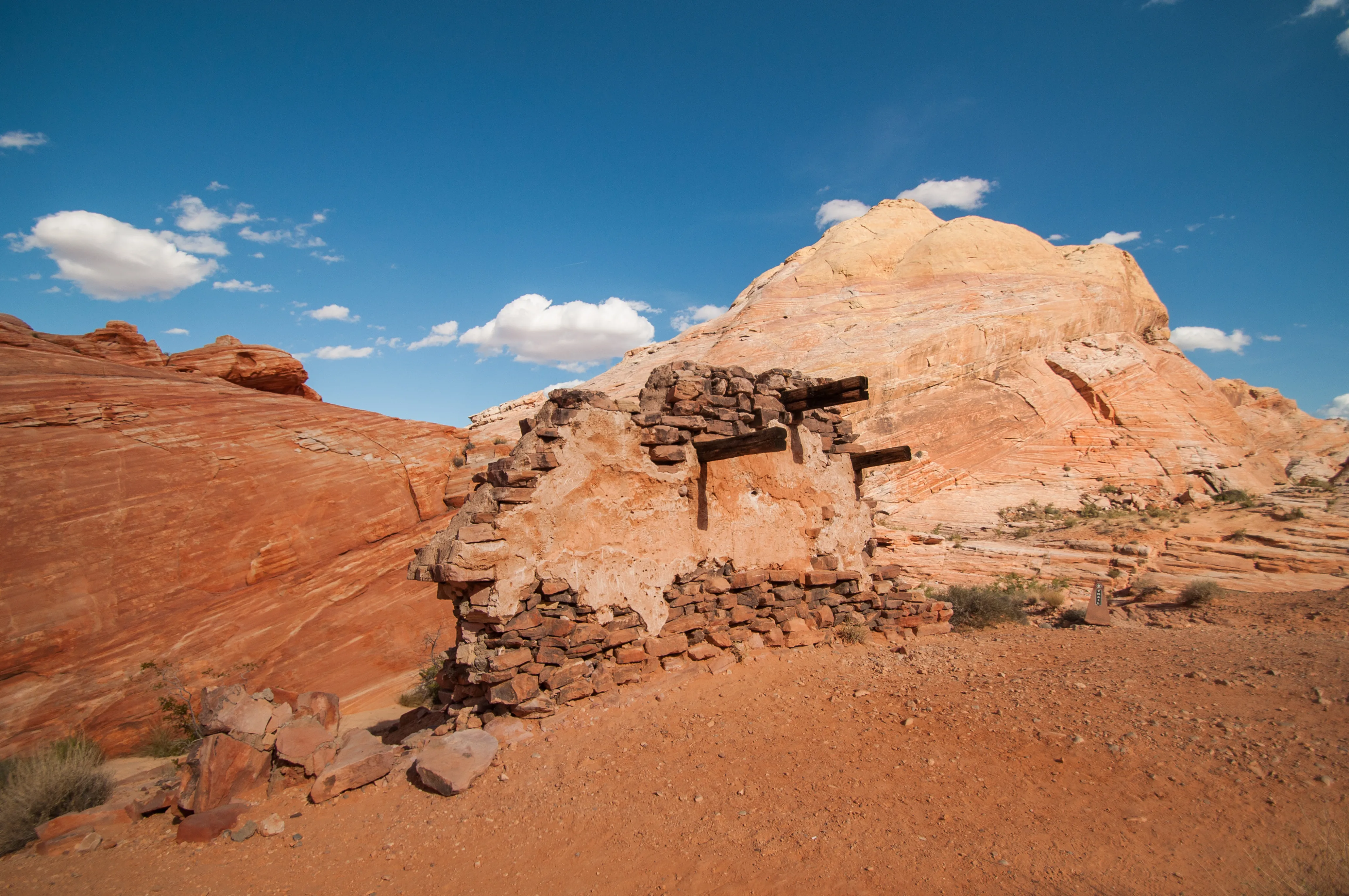 Hike throughout Nevada's Valley Of Fire