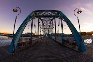 Stroll Chattanooga's Walnut Street Bridge