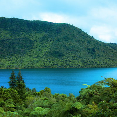Hike around Lake Tikitapu
