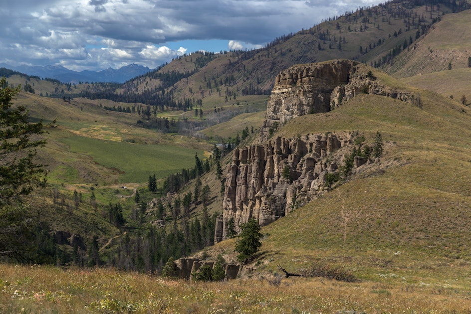 Hike the Pipestone Canyon Rim Trail Loop, Winthrop, Washington