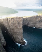 Hike along Lake Leitisvatn